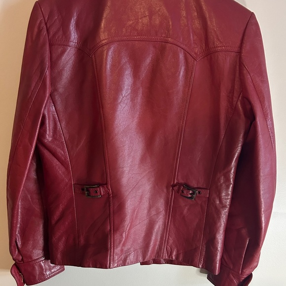 Red genuine leather jacket with embroidered details
Minor wear on the zipper - Picture 3 of 4